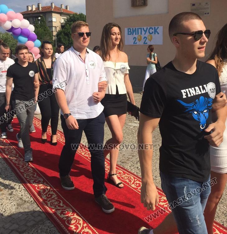 Абитуриентите от Хасково в неведение за баловете: Роклите ще чакат в гардероба!