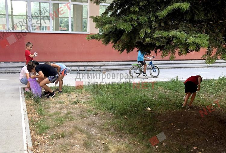 Добрият пример: група деца и родители предприеха почистване на училищен двор