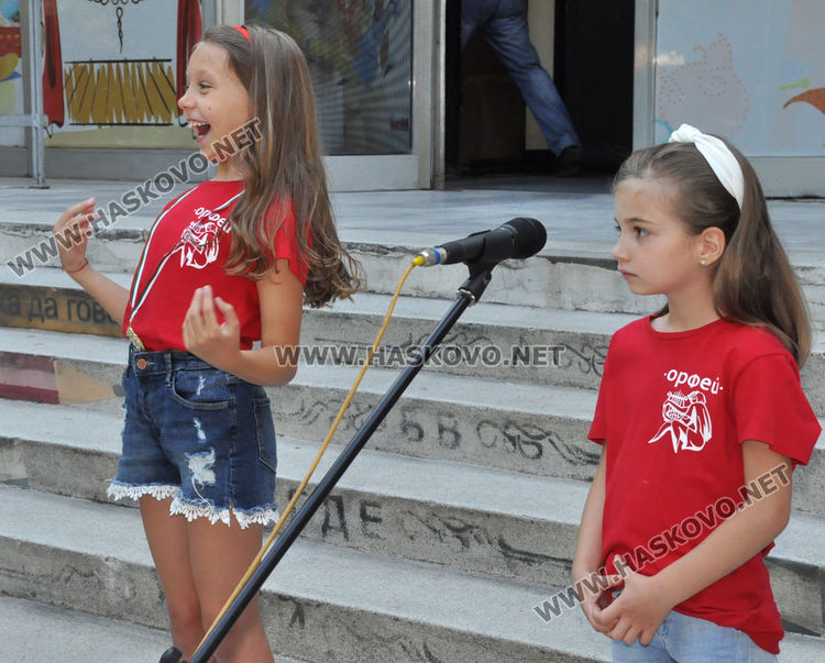 Хор „Орфей“ приветства нови изпълнители и изпрати абитуриенти в годишния си концерт