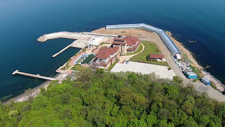 Партиите запазиха предпазливо мълчание по случая край морския сарай на Доган