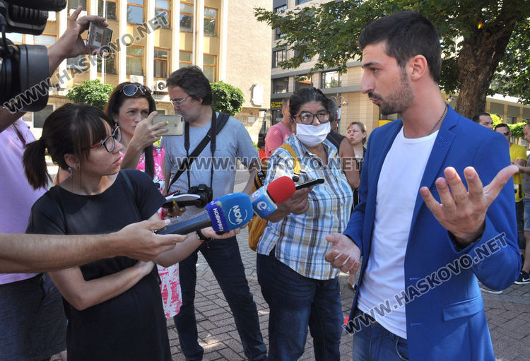 Сватбеният бранш на протест в Хасково, секнала им работата заради коронавируса (видео)