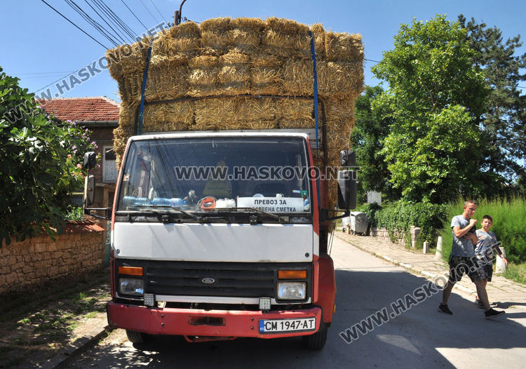 Шофьор на камион със слама нацели паркиран Голф