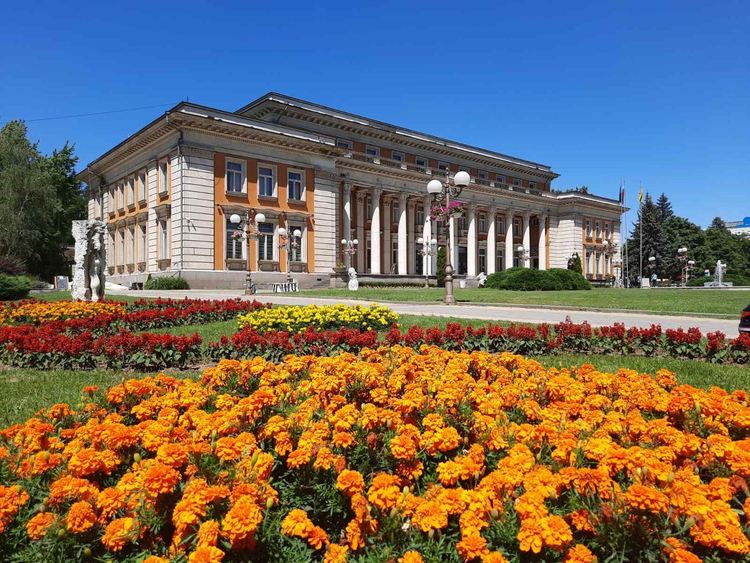 Цветни композиции с над 24 хил. растения в централната градска част на Перник