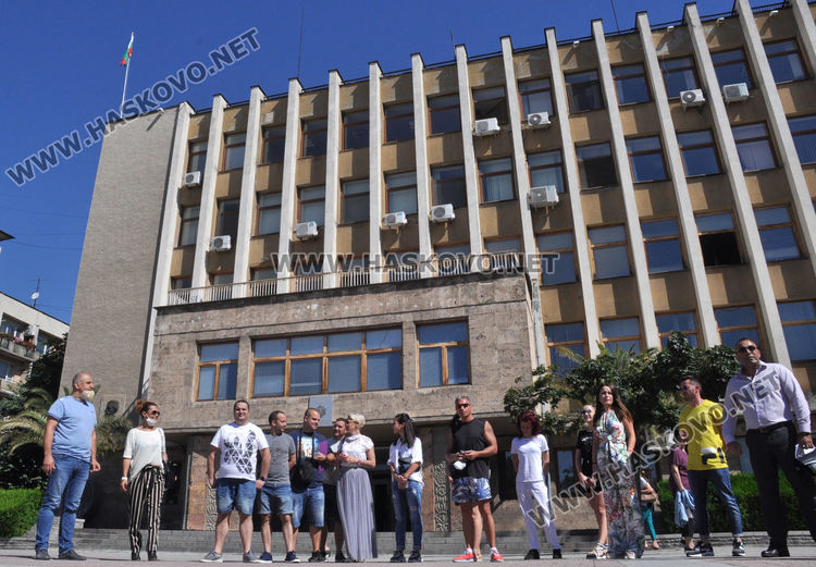 Сватбеният бранш на протест в Хасково, секнала им работата заради коронавируса (видео)