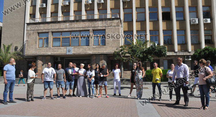 Сватбеният бранш на протест в Хасково, секнала им работата заради коронавируса (видео)