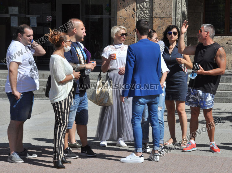 Сватбеният бранш на протест в Хасково, секнала им работата заради коронавируса (видео)