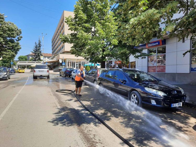 Мият улиците в Перник