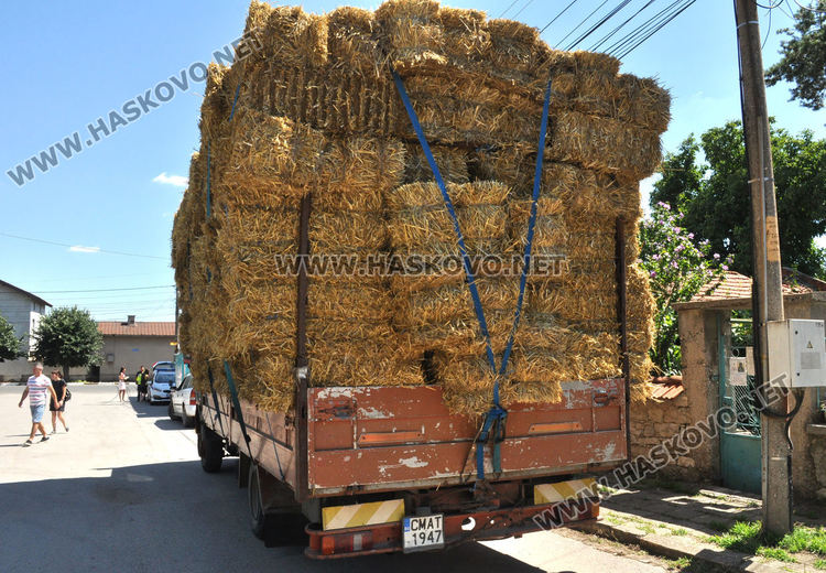 Шофьор на камион със слама нацели паркиран Голф