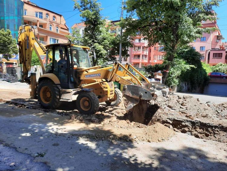 Започна вторият етап от полагането на новата канализация по ул. „Кракра“
