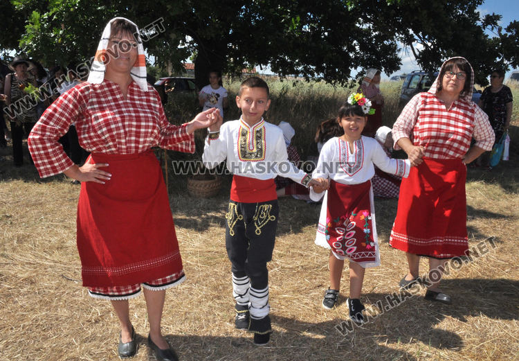 Възстановка на ритуала „зажънване“ в Черноконево, жалват се от добив и цена (видео)