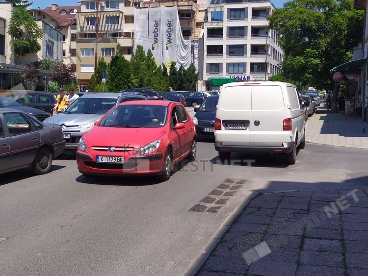 Риск от катастрофи поради неправилно паркиране на „Екзарх Йосиф”,коли навлизат срещу движението
