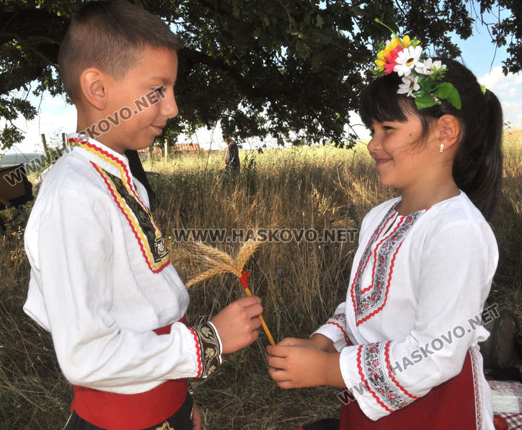 Възстановка на ритуала „зажънване“ в Черноконево, жалват се от добив и цена (видео)