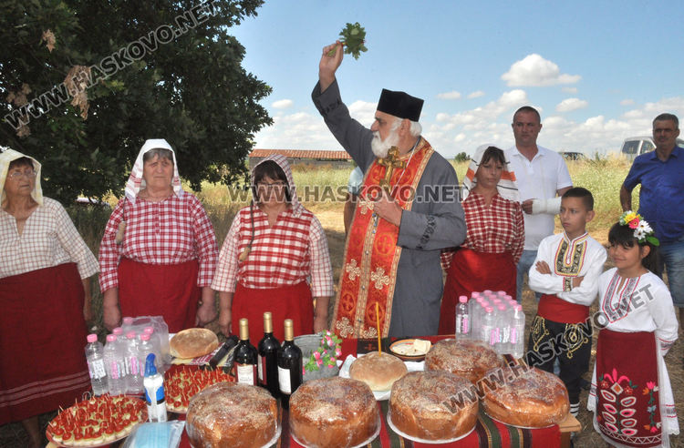 Възстановка на ритуала „зажънване“ в Черноконево, жалват се от добив и цена (видео)
