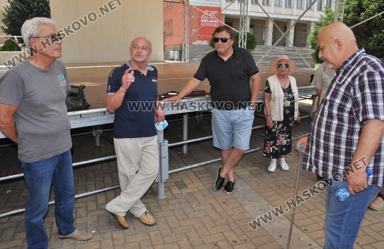 В Димитровград излязоха на протест срещу правителството (видео)