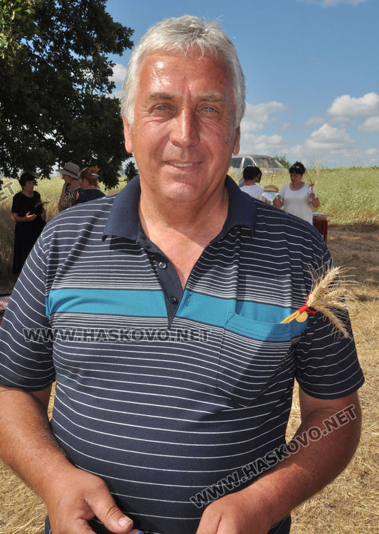 Възстановка на ритуала „зажънване“ в Черноконево, жалват се от добив и цена (видео)