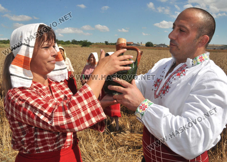 Възстановка на ритуала „зажънване“ в Черноконево, жалват се от добив и цена (видео)