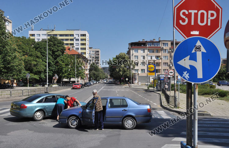 Ямболско Ауди се заби в хасковски Фолксваген на „Лебеда”