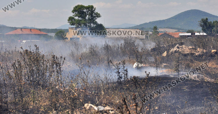 Пламна незаконно сметище край Войводово