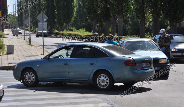 Ямболско Ауди се заби в хасковски Фолксваген на „Лебеда”