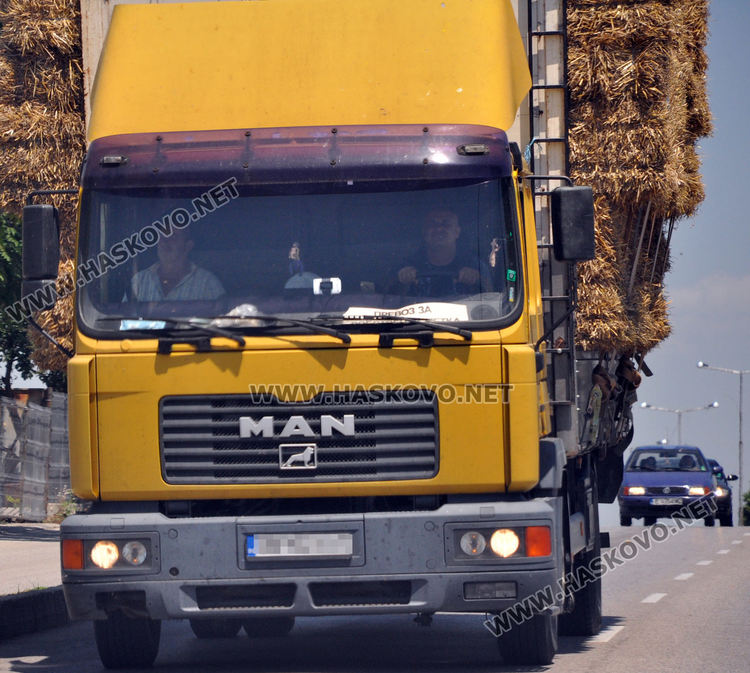 Сигнал: Камиони пилеят слама край Хасково