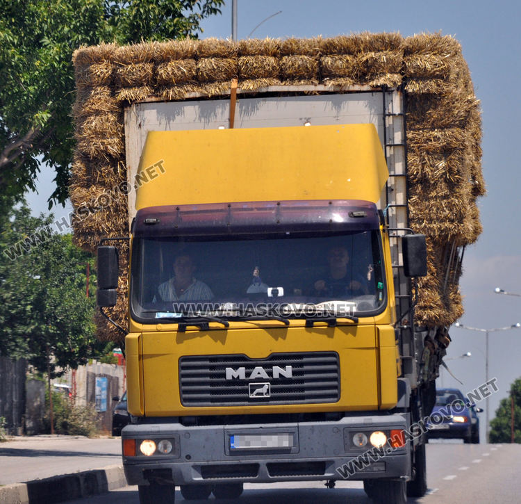 Сигнал: Камиони пилеят слама край Хасково