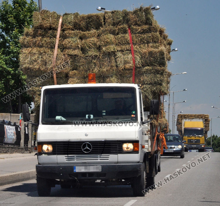 Сигнал: Камиони пилеят слама край Хасково