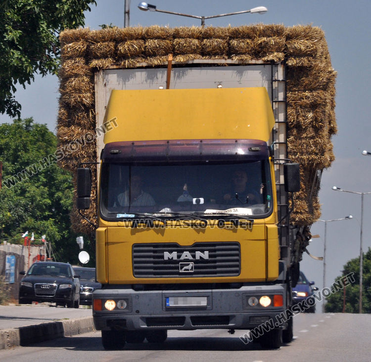 Сигнал: Камиони пилеят слама край Хасково