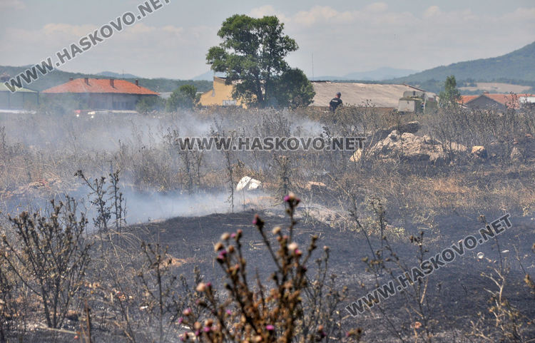 Пламна незаконно сметище край Войводово