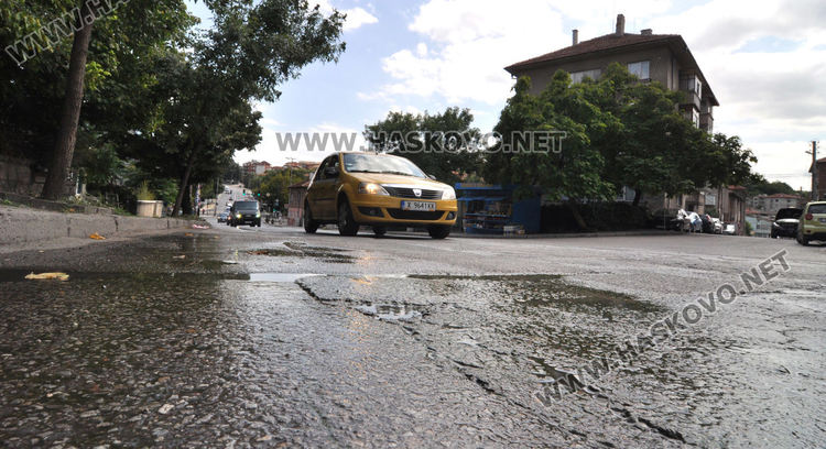 Хасковлийка: Шофьори трошат коли в дупка на Кърджалийска, пълни се с вода от авария