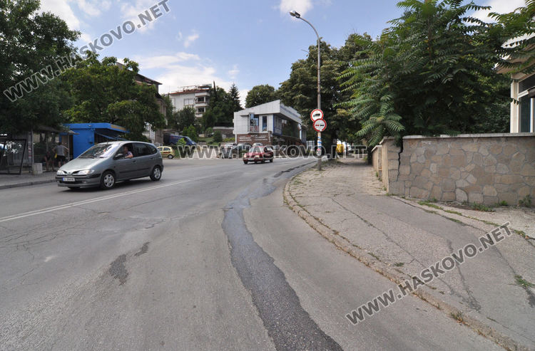 Хасковлийка: Шофьори трошат коли в дупка на Кърджалийска, пълни се с вода от авария