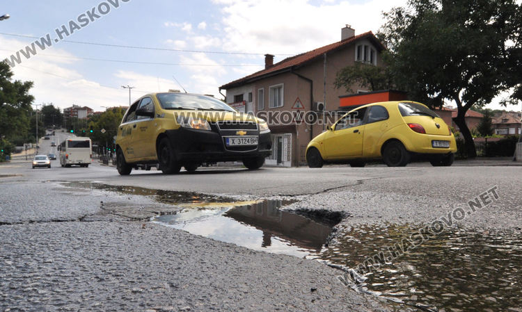 Хасковлийка: Шофьори трошат коли в дупка на Кърджалийска, пълни се с вода от авария