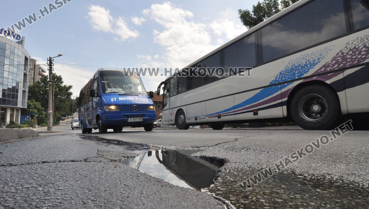 Хасковлийка: Шофьори трошат коли в дупка на Кърджалийска, пълни се с вода от авария