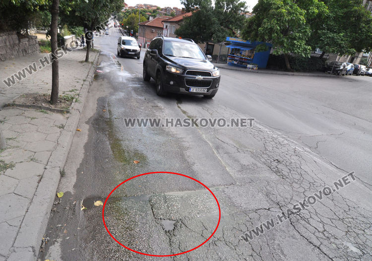 Хасковлийка: Шофьори трошат коли в дупка на Кърджалийска, пълни се с вода от авария