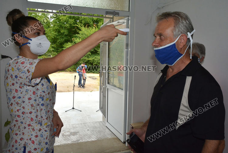 Дарение за болницата в Харманли от френското посолство 