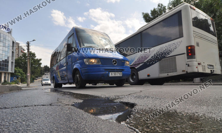 Хасковлийка: Шофьори трошат коли в дупка на Кърджалийска, пълни се с вода от авария