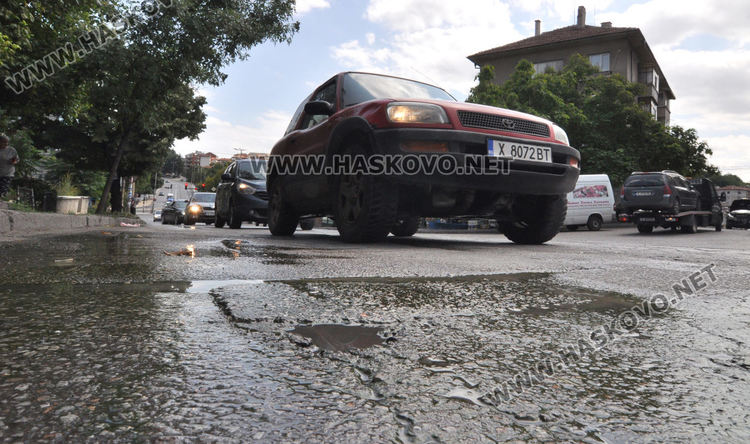 Хасковлийка: Шофьори трошат коли в дупка на Кърджалийска, пълни се с вода от авария