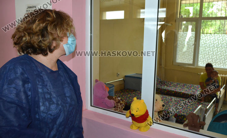 Дарение за болницата в Харманли от френското посолство 