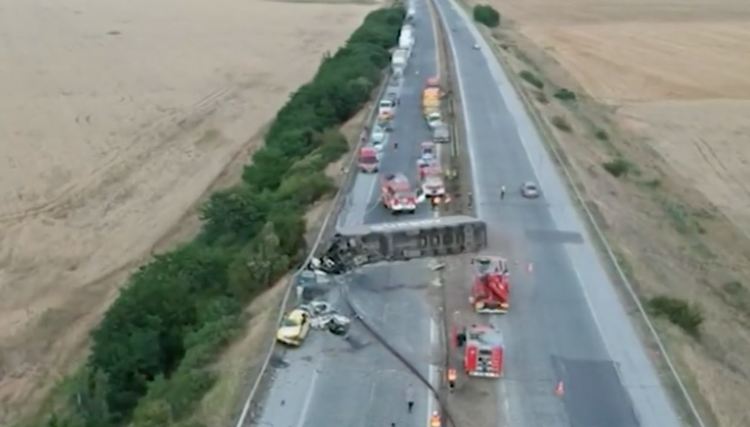 2-годишно с опасност за живота след тежката катастрофа с тир на "Тракия", петима починали