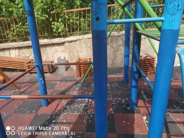 Поредна вандалска проява: строшени пейки и мръсотия на детска площадка в Райково