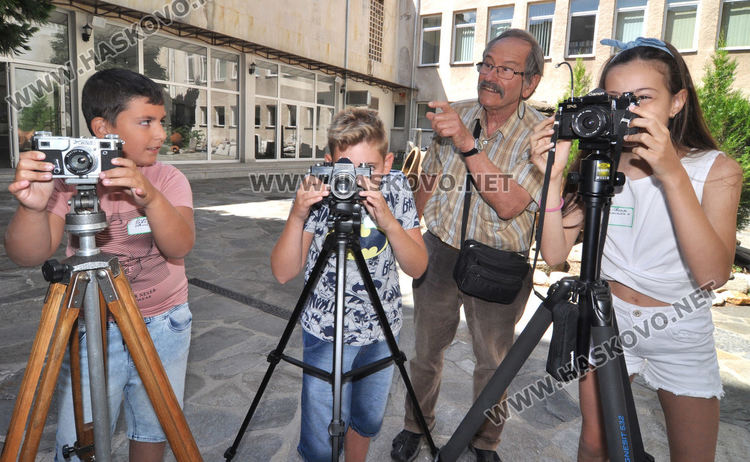 Хасковлии от миналия век се снимали на фона на пейзажи, за да изпъкват новите им дрехи