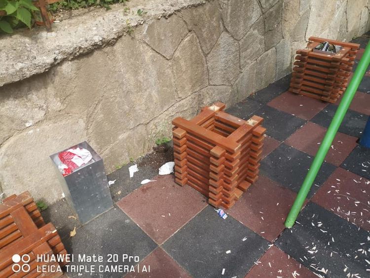 Поредна вандалска проява: строшени пейки и мръсотия на детска площадка в Райково