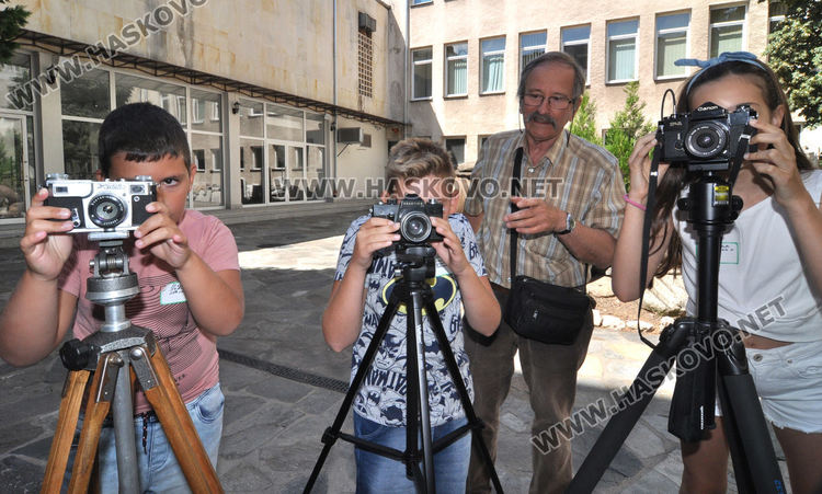 Хасковлии от миналия век се снимали на фона на пейзажи, за да изпъкват новите им дрехи