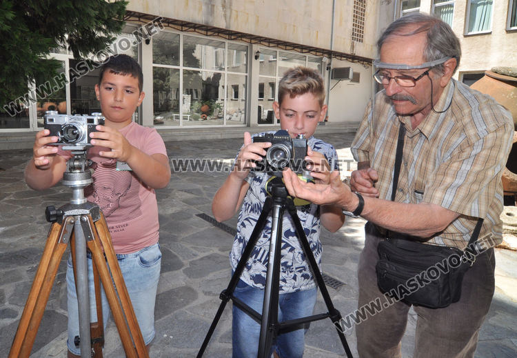 Хасковлии от миналия век се снимали на фона на пейзажи, за да изпъкват новите им дрехи