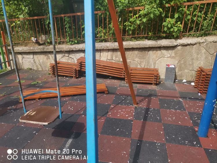 Поредна вандалска проява: строшени пейки и мръсотия на детска площадка в Райково