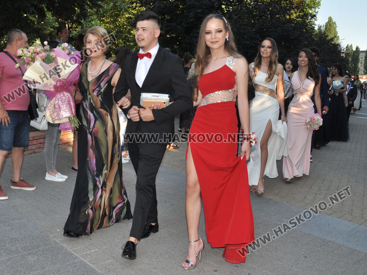 Красивите абитуриенти на ПМГ с дефиле в центъра на Хасково (видео)
