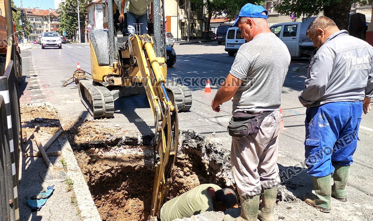 Част от центъра без вода заради авария, затруднено е движението по „Съединение“