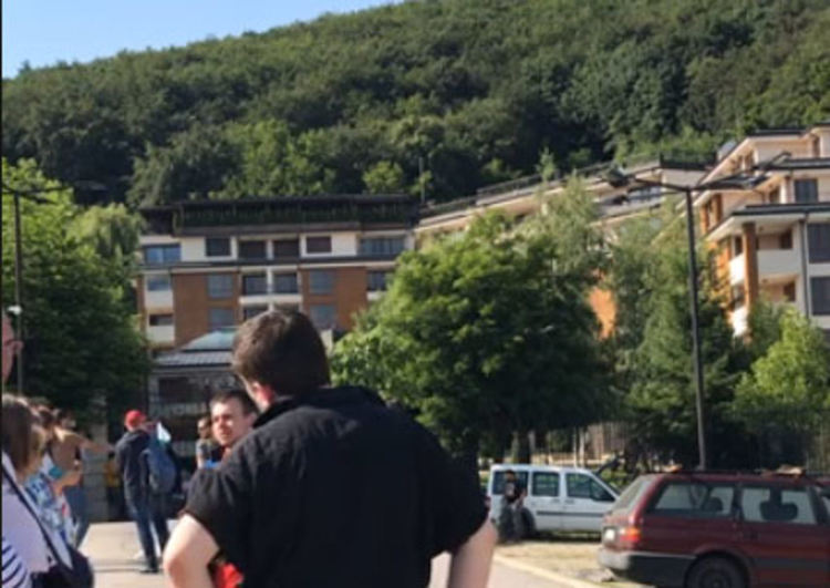 Протест "на кафе" пред къщата на Делян Пеевски (на живо)