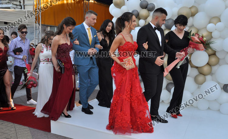 Красивите абитуриенти на ПМГ с дефиле в центъра на Хасково (видео)