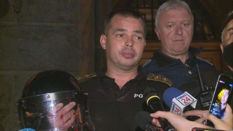 СДВР: Шестима задържани и двама пострадали полицаи, две бомби пред бившия Партиен дом