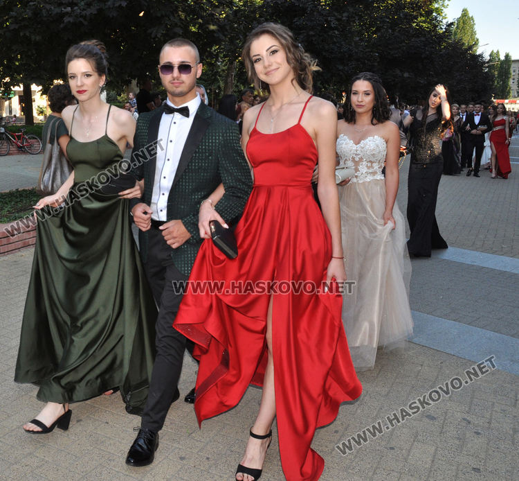 Красивите абитуриенти на ПМГ с дефиле в центъра на Хасково (видео)